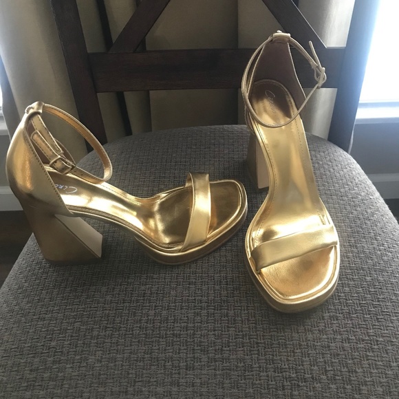 Gold Platform Heels - Picture 1 of 4